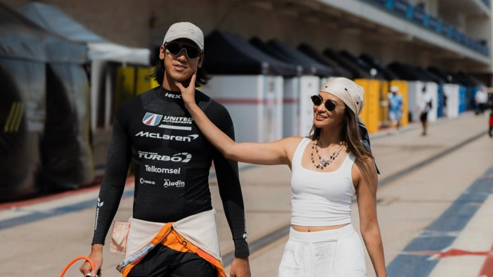 Hana Malasan mendampingi sang kekasih Sean Gelael di sebuah sirkuit balapan. [Instagram @hanamalasan]